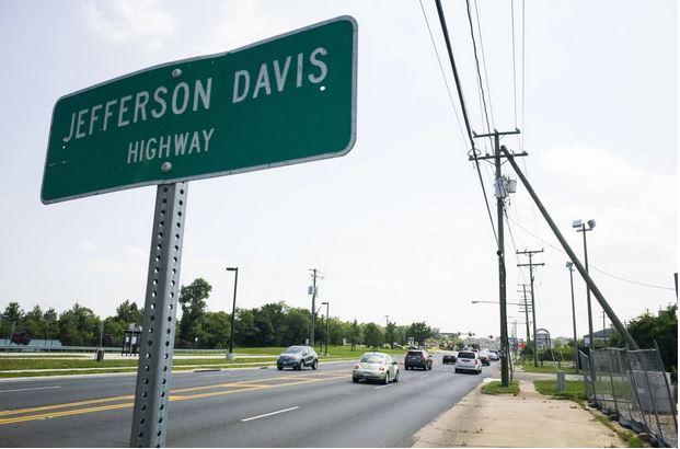 Jefferson Davis Highway is seen from the roadside just before Occoquan Road in Woodbridge, Va. (Brittany Greeson/The Washington Post)