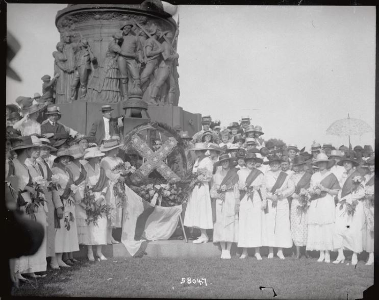 Daughters of the Confederacy unveiling the "Southern Cross" monument at Arlington, Va., in 1917. Bettmann / Getty Images